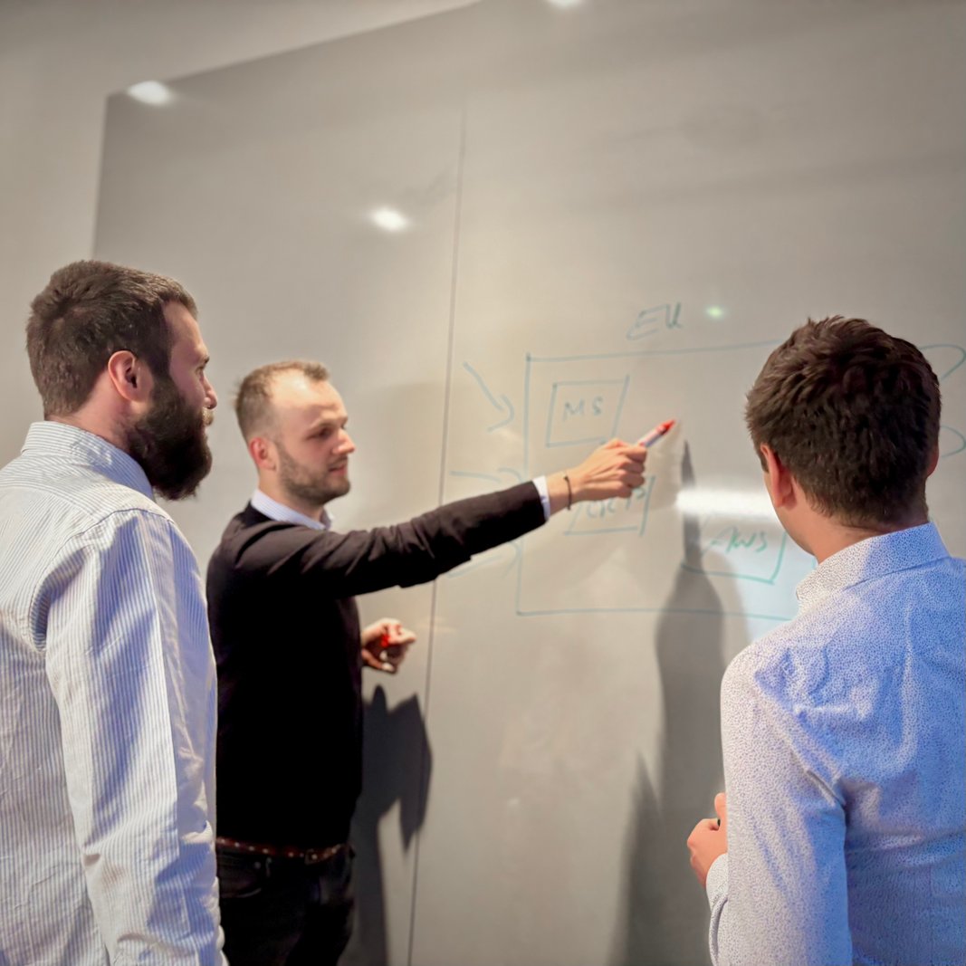 Visionary-Data-Team bei der Arbeit am Whiteboard