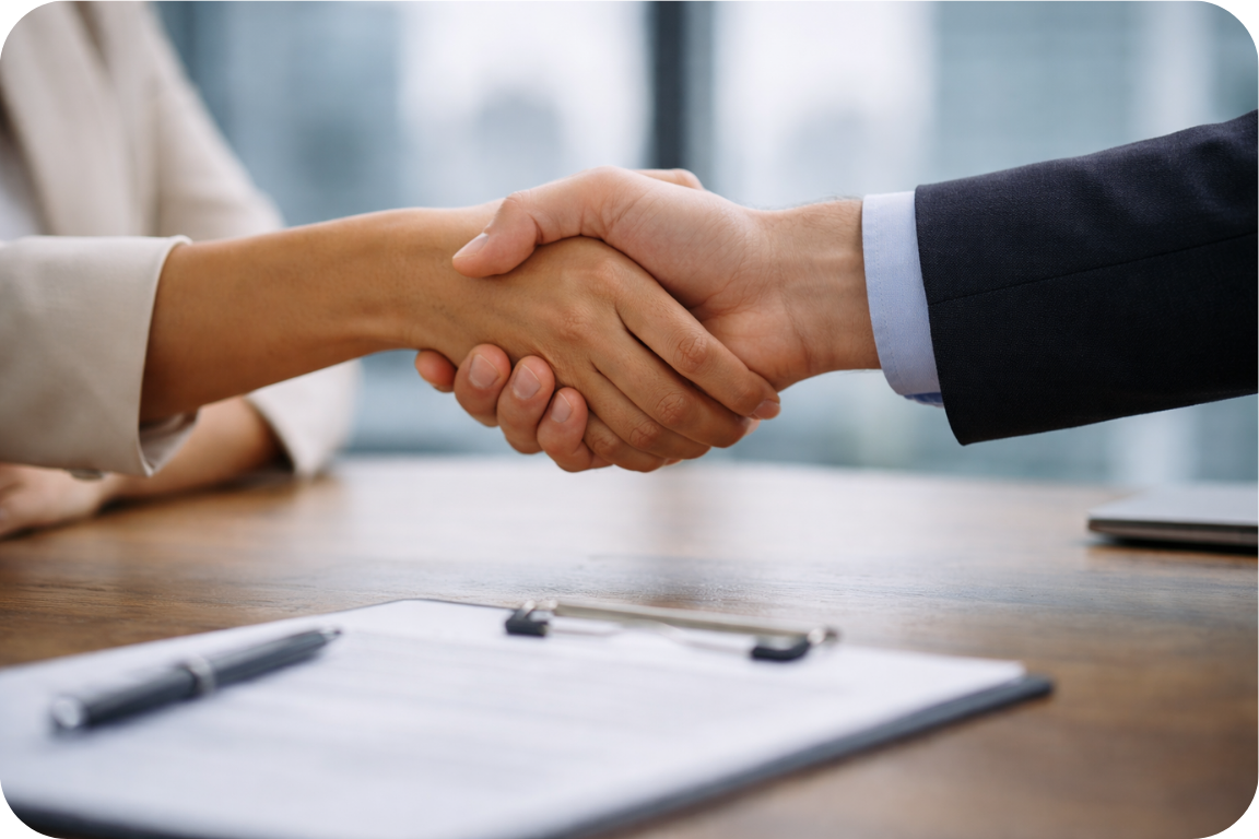 ZoomHandshakeinmodernemBüro_Cropped